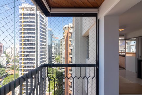 Venda apartamento mobiliado no Itaim Bibi, 3 quartos, 2 suítes, piscina, academia, closet, quintal. — Varanda - Living - Cobertura