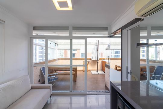 Venda apartamento mobiliado no Itaim Bibi, 3 quartos, 2 suítes, piscina, academia, closet, quintal. — Living - Cobertura