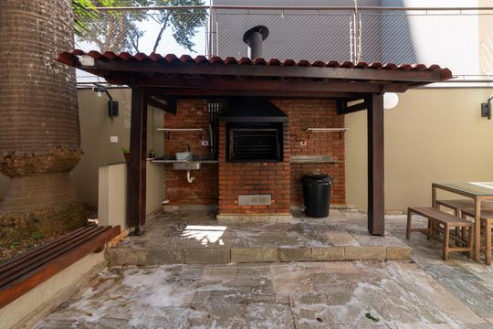 Venda apartamento mobiliado no Itaim Bibi, 3 quartos, 2 suítes, piscina, academia, closet, quintal. — Área comum - Churrasqueira