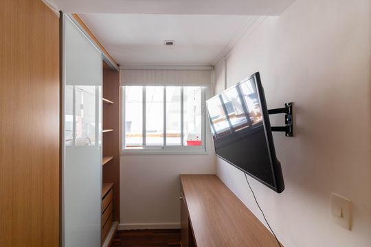 Venda apartamento mobiliado no Itaim Bibi, 3 quartos, 2 suítes, piscina, academia, closet, quintal. — Suíte 2 - Cobertura