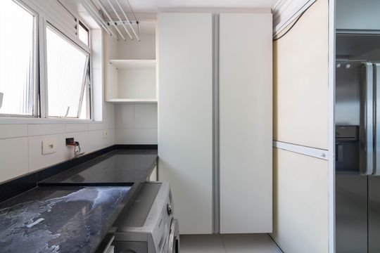 Venda apartamento mobiliado no Itaim Bibi, 3 quartos, 2 suítes, piscina, academia, closet, quintal. — Área de Serviço