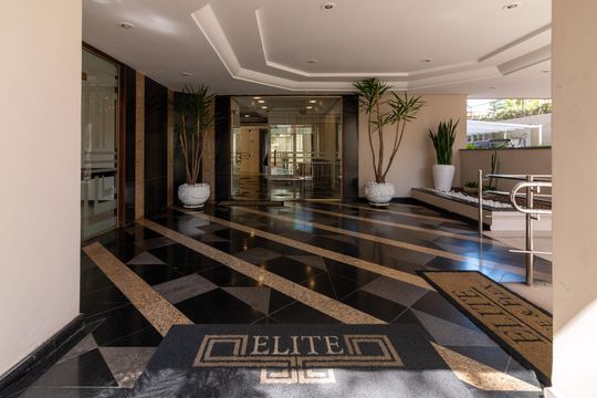 Venda apartamento mobiliado no Itaim Bibi, 3 quartos, 2 suítes, piscina, academia, closet, quintal. — Entrada