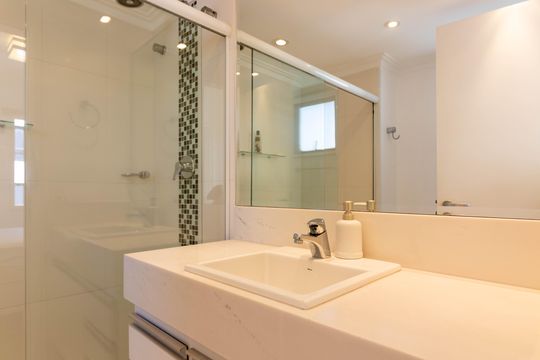 Venda apartamento mobiliado no Itaim Bibi, 3 quartos, 2 suítes, piscina, academia, closet, quintal. — Banheiro da Suíte 1