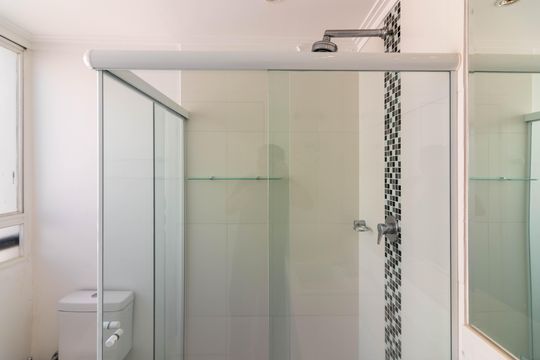 Venda apartamento mobiliado no Itaim Bibi, 3 quartos, 2 suítes, piscina, academia, closet, quintal. — Banheiro da Suíte 2 - Cobertura