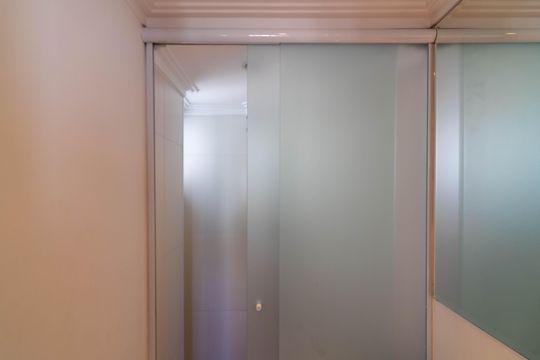 Venda apartamento mobiliado no Itaim Bibi, 3 quartos, 2 suítes, piscina, academia, closet, quintal. — Banheiro