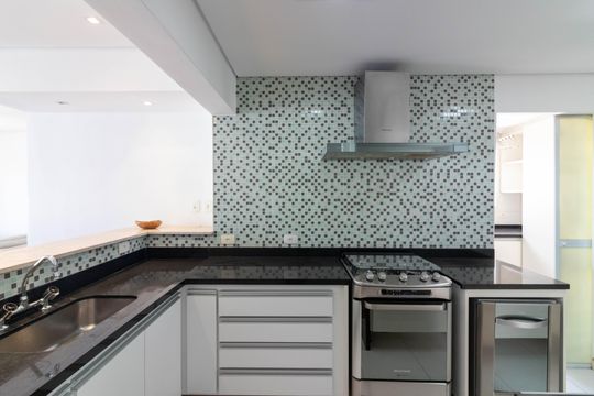 Venda apartamento mobiliado no Itaim Bibi, 3 quartos, 2 suítes, piscina, academia, closet, quintal. — Cozinha
