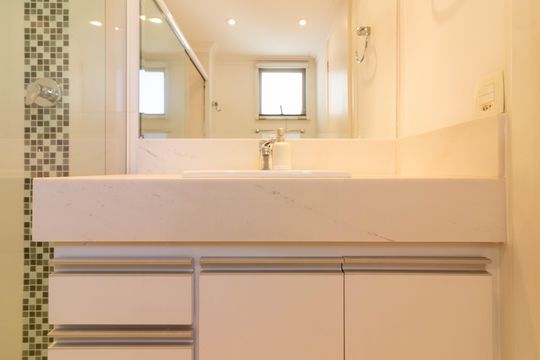 Venda apartamento mobiliado no Itaim Bibi, 3 quartos, 2 suítes, piscina, academia, closet, quintal. — Banheiro da Suíte 1