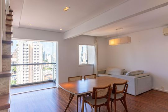 Venda apartamento mobiliado no Itaim Bibi, 3 quartos, 2 suítes, piscina, academia, closet, quintal. — Sala
