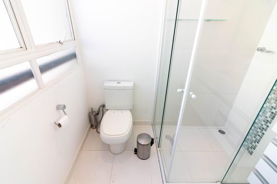 Venda apartamento mobiliado no Itaim Bibi, 3 quartos, 2 suítes, piscina, academia, closet, quintal. — Banheiro da Suíte 2 - Cobertura