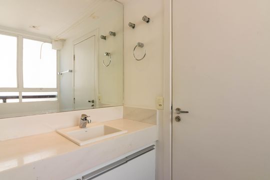 Venda apartamento mobiliado no Itaim Bibi, 3 quartos, 2 suítes, piscina, academia, closet, quintal. — Banheiro da Suíte 2 - Cobertura