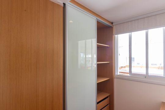 Venda apartamento mobiliado no Itaim Bibi, 3 quartos, 2 suítes, piscina, academia, closet, quintal. — Closet da Suíte 2 - Cobertura