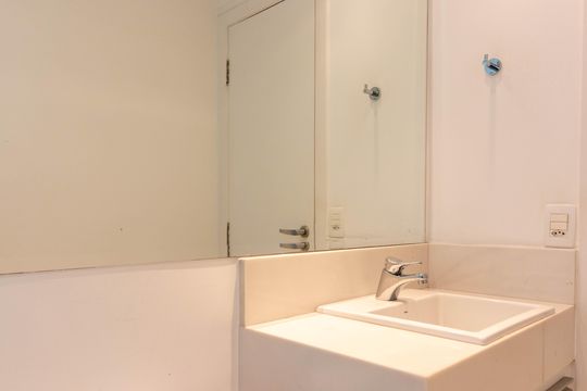 Venda apartamento mobiliado no Itaim Bibi, 3 quartos, 2 suítes, piscina, academia, closet, quintal. — Banheiro