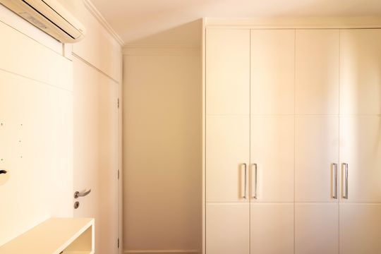 Venda apartamento mobiliado no Itaim Bibi, 3 quartos, 2 suítes, piscina, academia, closet, quintal. — Suíte 1