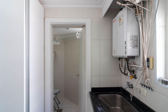 Venda apartamento mobiliado no Itaim Bibi, 3 quartos, 2 suítes, piscina, academia, closet, quintal. — Área de Serviço
