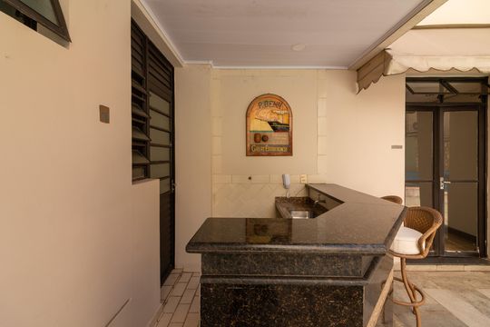 Venda apartamento mobiliado no Itaim Bibi, 3 quartos, 2 suítes, piscina, academia, closet, quintal. — Área gourmet