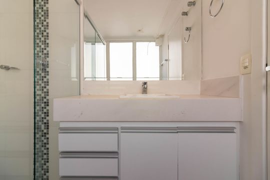 Venda apartamento mobiliado no Itaim Bibi, 3 quartos, 2 suítes, piscina, academia, closet, quintal. — Banheiro da Suíte 2 - Cobertura