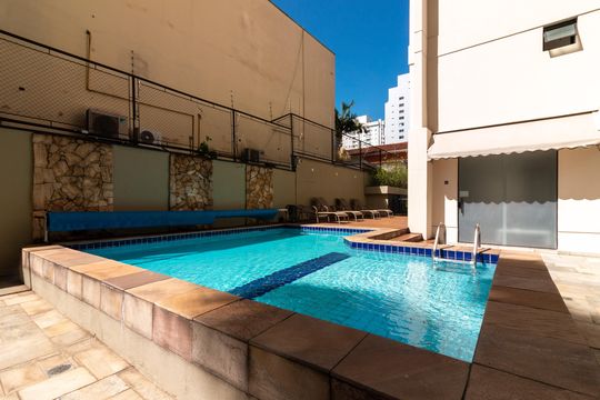 Venda apartamento mobiliado no Itaim Bibi, 3 quartos, 2 suítes, piscina, academia, closet, quintal. — Área comum - Piscina