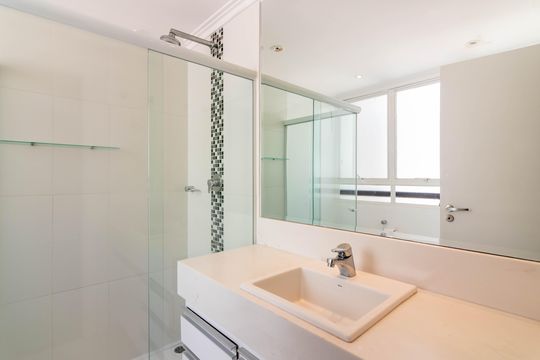 Venda apartamento mobiliado no Itaim Bibi, 3 quartos, 2 suítes, piscina, academia, closet, quintal. — Banheiro da Suíte 2 - Cobertura
