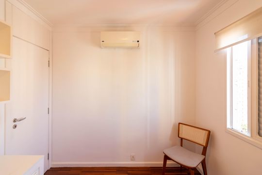 Venda apartamento mobiliado no Itaim Bibi, 3 quartos, 2 suítes, piscina, academia, closet, quintal. — Quarto/Escritório