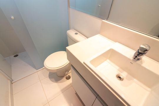 Venda apartamento mobiliado no Itaim Bibi, 3 quartos, 2 suítes, piscina, academia, closet, quintal. — Banheiro
