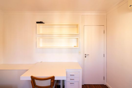 Venda apartamento mobiliado no Itaim Bibi, 3 quartos, 2 suítes, piscina, academia, closet, quintal. — Quarto/Escritório