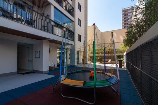 Venda apartamento mobiliado no Itaim Bibi, 3 quartos, 2 suítes, piscina, academia, closet, quintal. — Área comum - Playground
