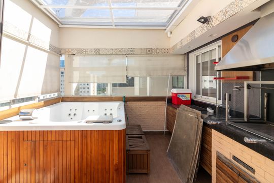 Venda apartamento mobiliado no Itaim Bibi, 3 quartos, 2 suítes, piscina, academia, closet, quintal. — Cobertura