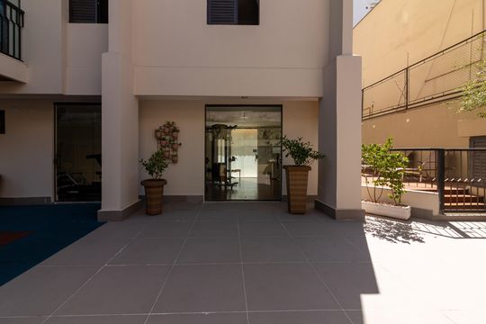 Venda apartamento mobiliado no Itaim Bibi, 3 quartos, 2 suítes, piscina, academia, closet, quintal. — Área comum