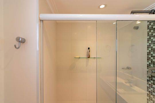 Venda apartamento mobiliado no Itaim Bibi, 3 quartos, 2 suítes, piscina, academia, closet, quintal. — Banheiro da Suíte 1
