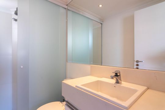 Venda apartamento mobiliado no Itaim Bibi, 3 quartos, 2 suítes, piscina, academia, closet, quintal. — Banheiro