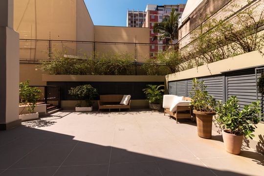 Venda apartamento mobiliado no Itaim Bibi, 3 quartos, 2 suítes, piscina, academia, closet, quintal. — Área comum