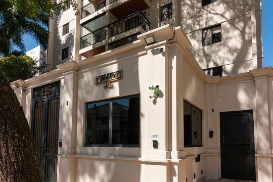 Venda apartamento mobiliado no Itaim Bibi, 3 quartos, 2 suítes, piscina, academia, closet, quintal. — Fachada