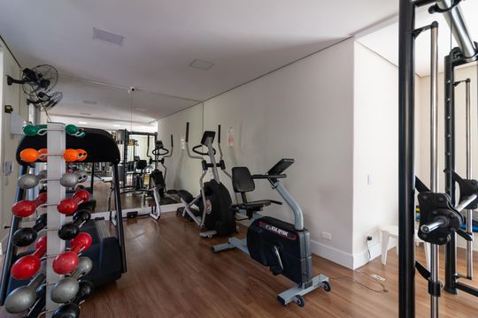 Venda apartamento mobiliado no Itaim Bibi, 3 quartos, 2 suítes, piscina, academia, closet, quintal. — Área comum - Academia