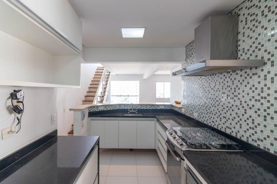 Venda apartamento mobiliado no Itaim Bibi, 3 quartos, 2 suítes, piscina, academia, closet, quintal. — Cozinha