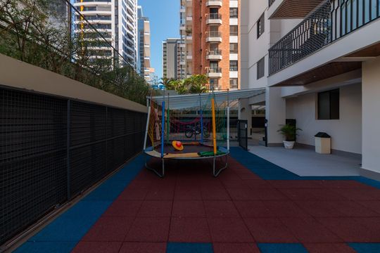Venda apartamento mobiliado no Itaim Bibi, 3 quartos, 2 suítes, piscina, academia, closet, quintal. — Área comum - Playground