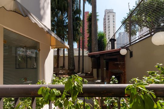 Venda apartamento mobiliado no Itaim Bibi, 3 quartos, 2 suítes, piscina, academia, closet, quintal. — Área comum - Churrasqueira
