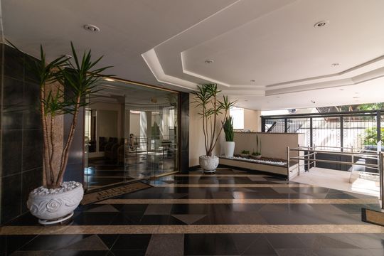Venda apartamento mobiliado no Itaim Bibi, 3 quartos, 2 suítes, piscina, academia, closet, quintal. — Entrada