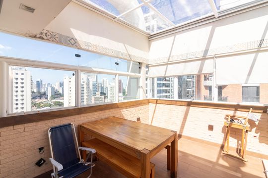 Venda apartamento mobiliado no Itaim Bibi, 3 quartos, 2 suítes, piscina, academia, closet, quintal. — Cobertura