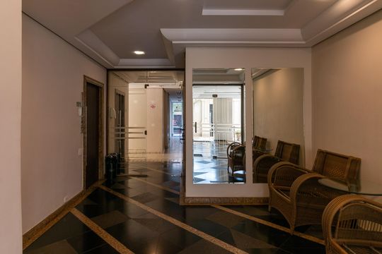 Venda apartamento mobiliado no Itaim Bibi, 3 quartos, 2 suítes, piscina, academia, closet, quintal. — Hall de entrada