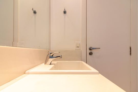 Venda apartamento mobiliado no Itaim Bibi, 3 quartos, 2 suítes, piscina, academia, closet, quintal. — Banheiro