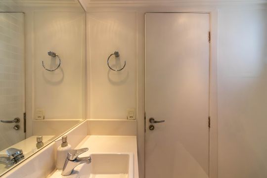 Venda apartamento mobiliado no Itaim Bibi, 3 quartos, 2 suítes, piscina, academia, closet, quintal. — Banheiro da Suíte 1
