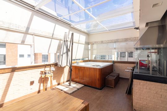 Venda apartamento mobiliado no Itaim Bibi, 3 quartos, 2 suítes, piscina, academia, closet, quintal. — Cobertura