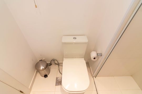 Venda apartamento mobiliado no Itaim Bibi, 3 quartos, 2 suítes, piscina, academia, closet, quintal. — Banheiro da Suíte 1