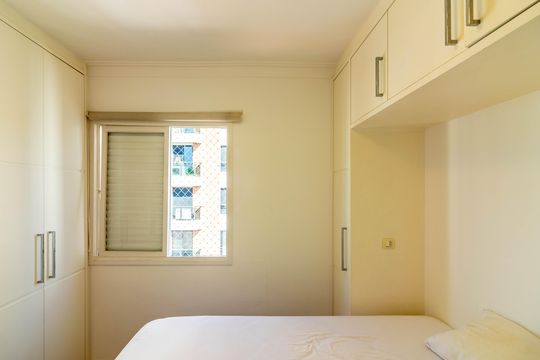Venda apartamento mobiliado no Itaim Bibi, 3 quartos, 2 suítes, piscina, academia, closet, quintal. — Suíte 1
