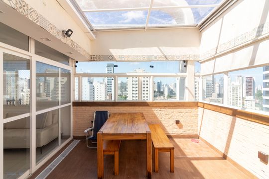 Venda apartamento mobiliado no Itaim Bibi, 3 quartos, 2 suítes, piscina, academia, closet, quintal. — Cobertura
