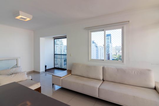 Venda apartamento mobiliado no Itaim Bibi, 3 quartos, 2 suítes, piscina, academia, closet, quintal. — Living - Cobertura