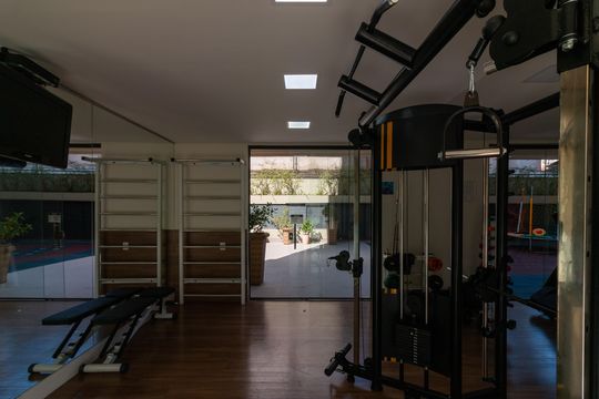 Venda apartamento mobiliado no Itaim Bibi, 3 quartos, 2 suítes, piscina, academia, closet, quintal. — Área comum - Academia