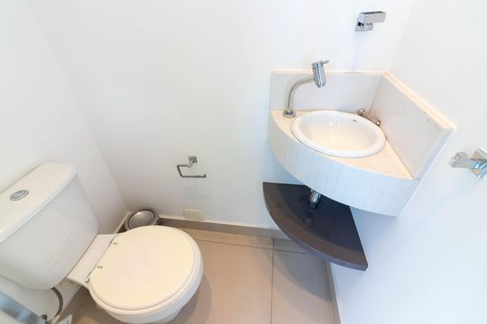 Venda apartamento mobiliado no Itaim Bibi, 3 quartos, 2 suítes, piscina, academia, closet, quintal. — Lavabo - Cobertura