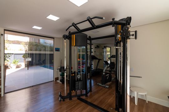 Venda apartamento mobiliado no Itaim Bibi, 3 quartos, 2 suítes, piscina, academia, closet, quintal. — Área comum - Academia