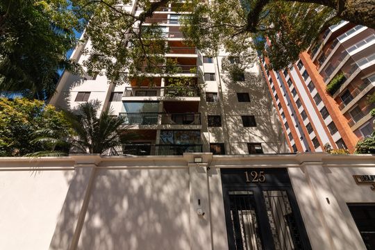 Venda apartamento mobiliado no Itaim Bibi, 3 quartos, 2 suítes, piscina, academia, closet, quintal. — Fachada do Prédio